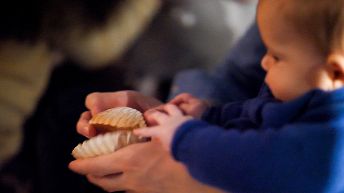 Photos d'un bébé qui manipule des objets lors d'un atelier sensoriel au musée
