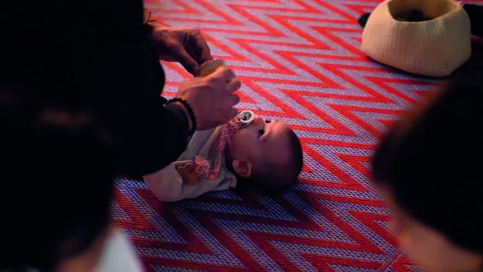 Photos d'un bébé qui manipule des objets lors d'un atelier sensoriel au musée