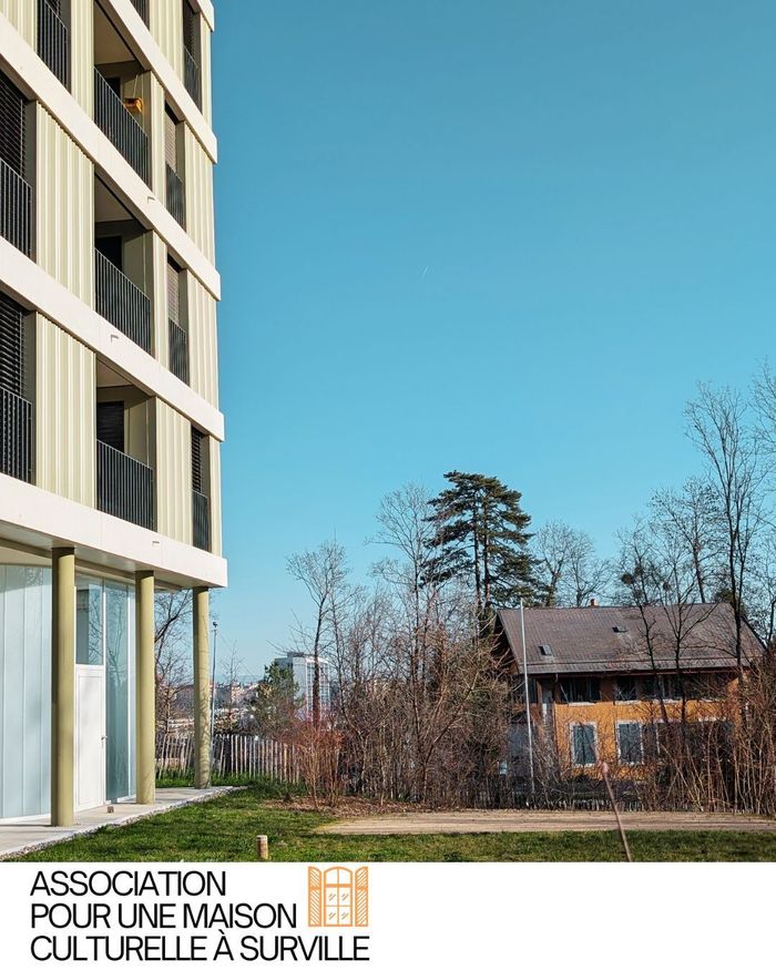 Photographie du quartier de Surville avec la maison culturelle à droite et un immeuble récent à gauche