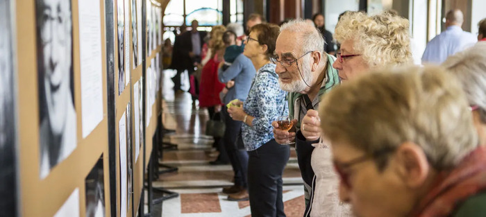 Photo de seniors qui visitent une exposition