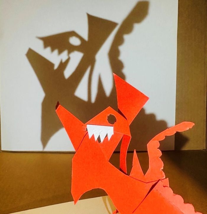 Une forme en papier projette une ombre