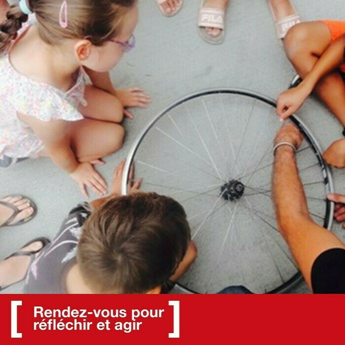 Des enfants regardent une roue de vélo au sole. Ils et elles vont la transformer en instrument de musique.