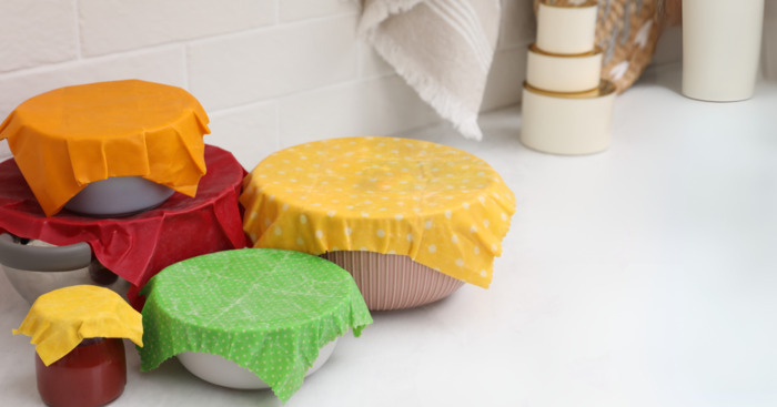 Emballages réutilisables Bee's Wrap sur contenants dans une cuisine