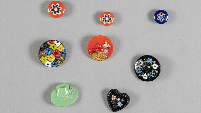 Une sélection de boutons colorés (rouge, bleu, vert) ou des fleurs.