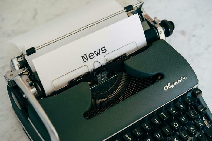Une machine à écrire écrivant le mot News