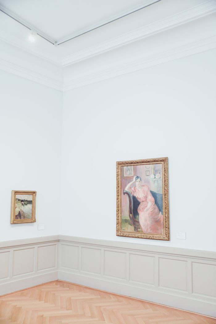 Tableaux dans une salle du musée