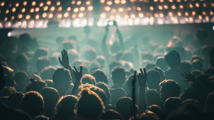 Une foule dans une scène de concert