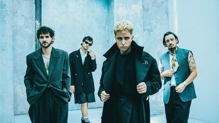Les 4 membres de Last Train posent devant l'objectif avec le chanteur au milieu