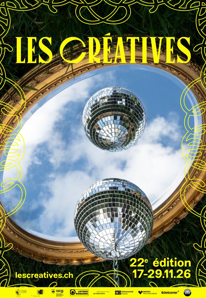 L’affiche de l’édition 2026 du Festival Les Créatives montre en premier plan une boule à facettes et son reflet dans le miroir, dont le fond reflète un ciel bleu avec quelques nuages. Le miroir est posé sur de l’herbe. Le logo des Créatives, ainsi que les dates du Festival se démarquent en jaune pétant sur l’image, qui est également encadrée par une élégante arabesque jaune.