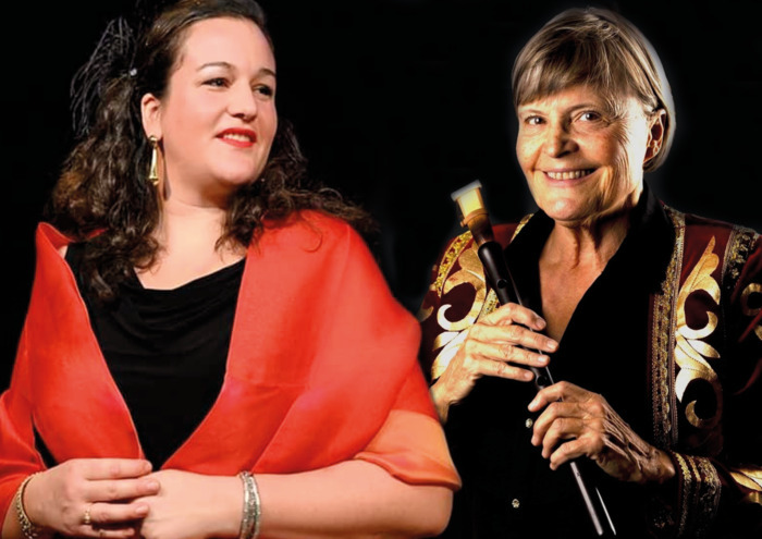 Claire Bochu Deux femmes souriantes dont une tenant un doudouk