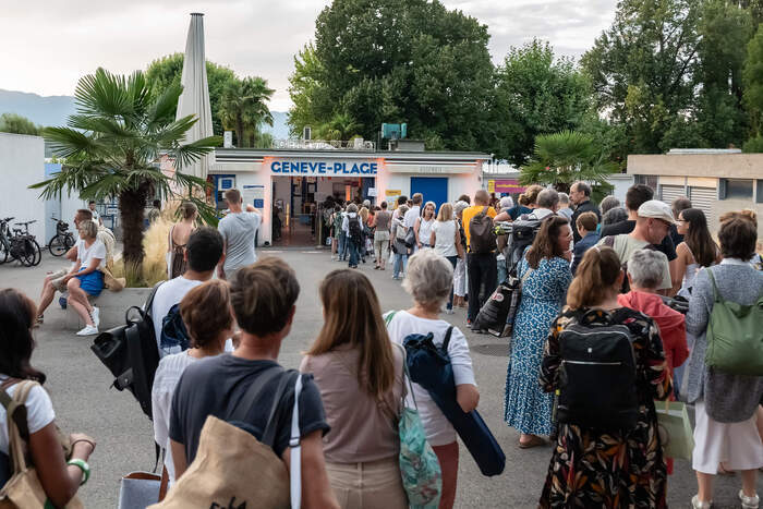 Sur cette image, on voit une file de personnes attendant pour rentrer à Genève Plage.