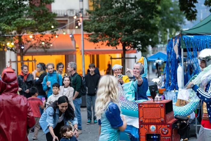 la place des Grottes avec déguisements et jeux pour les enfants et DJ set