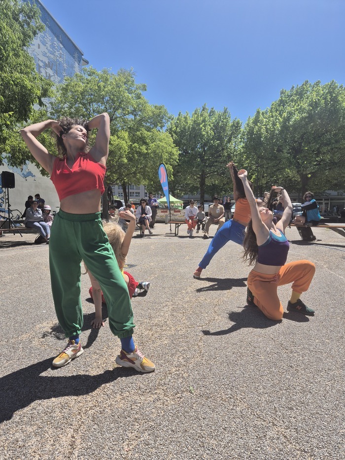 Danseuses sur une place