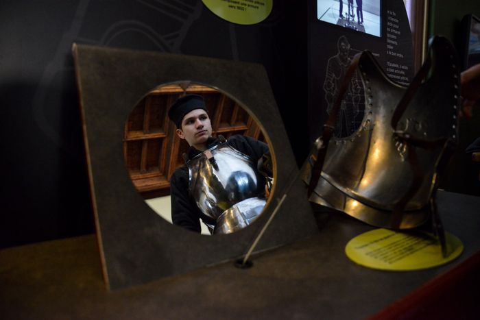 Soldat en armure face à un miroir