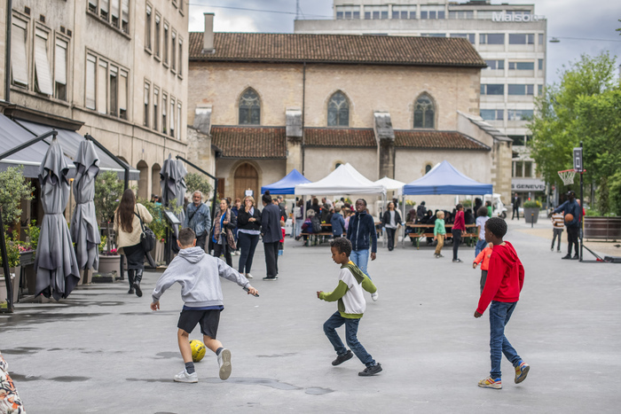 G. Clément enfants et familles sur la Place Simon-Goulart