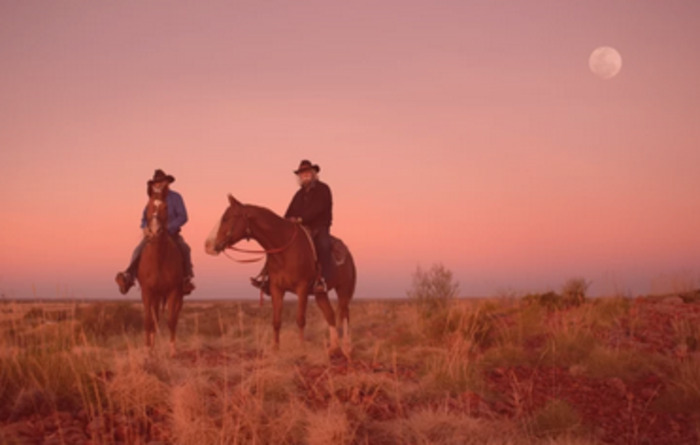 Deux cavaliers sur leurs chevaux dans le bush australien