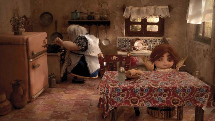 Une image en couleur de film d'animation qui représente une grand-mère en train de cuisiner et sa petite fille, à table.