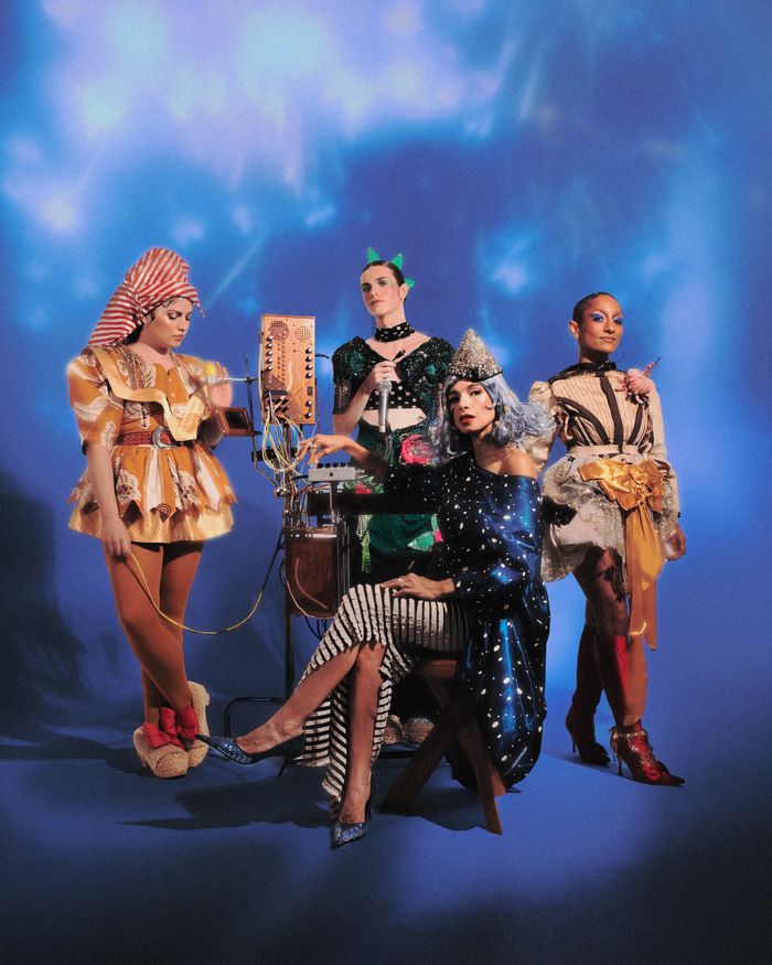 Portrait à l’inspiration fantaisiste et psychédélique du groupe Flore Benguiugi & The Sensible Notes.