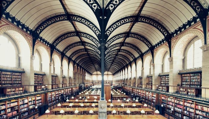 Vue de la salle de lecture de la Bibliothèque Sainte-Geneviève à Paris