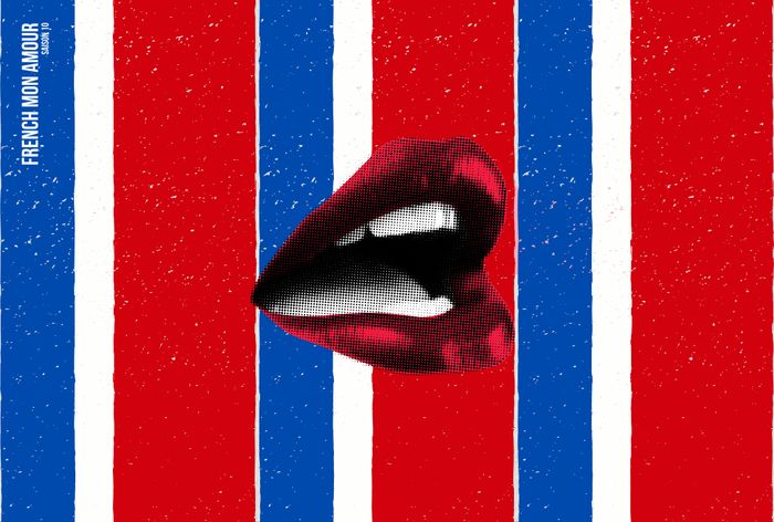 Une bouche détourée avec du rouge à lèvres rouge, posée sur un fond rayé bleu blanc rouge