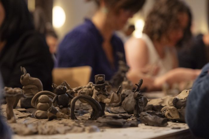 Frise en terre crue réalisée durant la Nuit des musées 2025