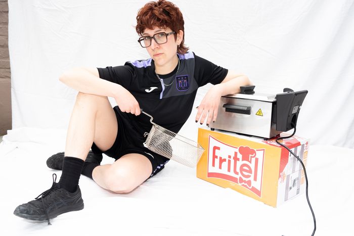 Portrait de Jeanne Spaeter, accoudée à une friteuse.
