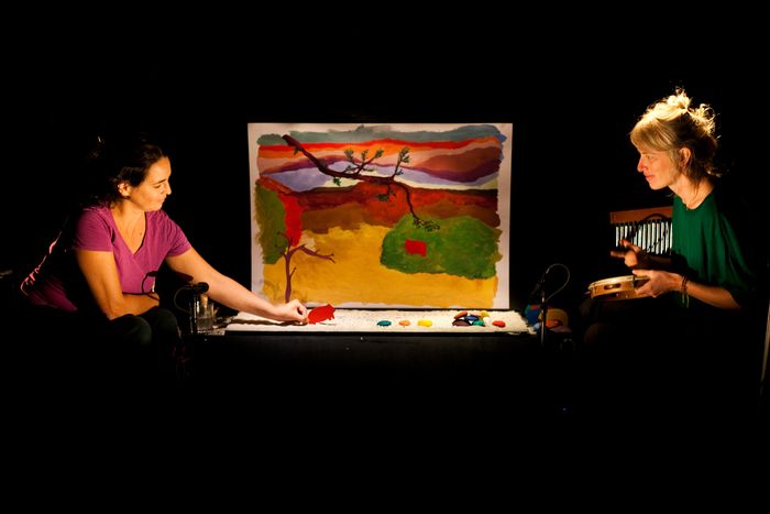 2 comédiennes avec un petit théâtre d'images