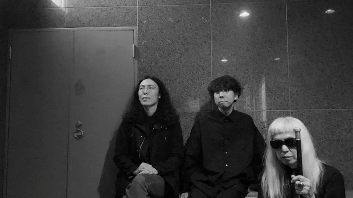 Photo en noir et blanc des 3 membres du groupe.