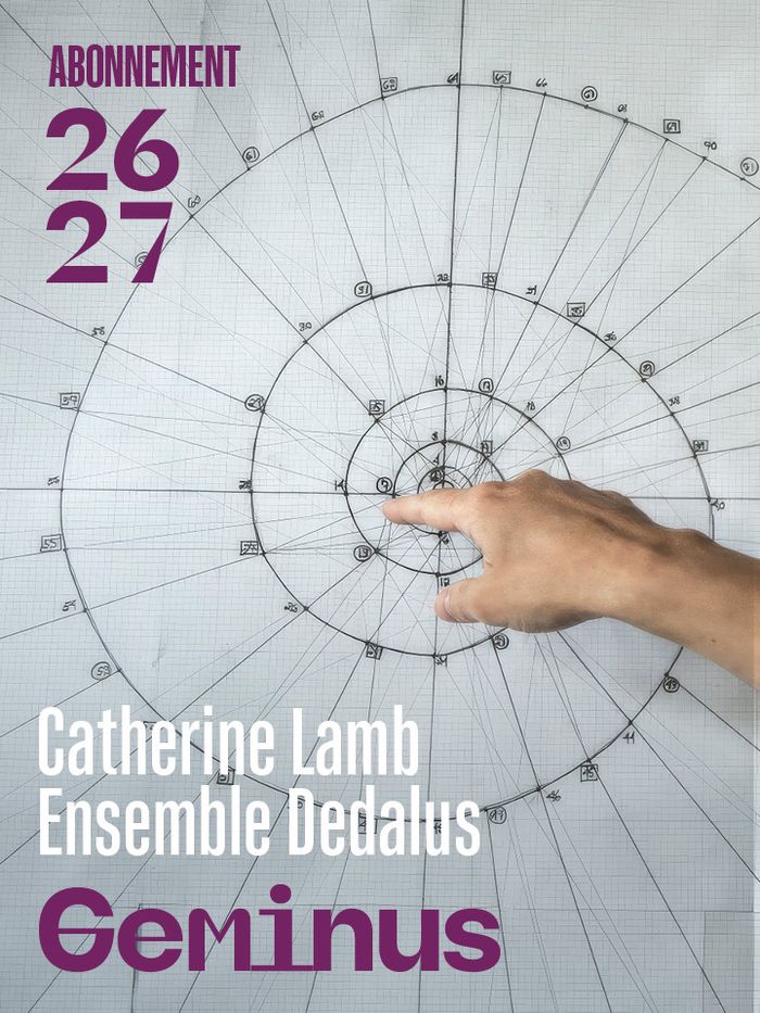 L’image montre un dessin technique circulaire très détaillé, avec de nombreuses lignes, mesures et annotations, sur lequel une main pointe vers le centre. Elle sert de couverture à une publication intitulée « Abonnement 26/27 », avec les noms Catherine Lamb, Ensemble Dedalus et Geminus.