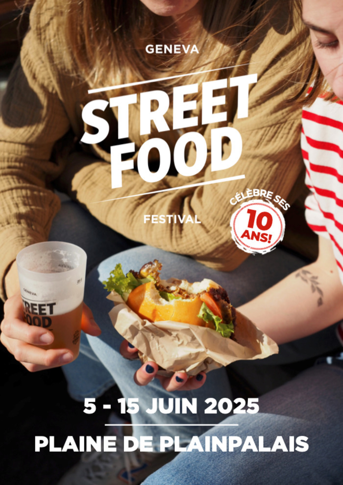 DR l'affiche du Geneva Street Food Festival 2025. Deux personnes sont assises côte à côte. L'une porte un pull marron clair, l'autre un t-shirt rayé rouge et blanc. Elles tiennent de la nourriture : un sandwich bien garni enveloppé dans du papier kraft et un verre de boisson portant l’inscription « Street Food Geneva ». Le tout est pris en photo en plein jour, dans une ambiance détendue et conviviale.