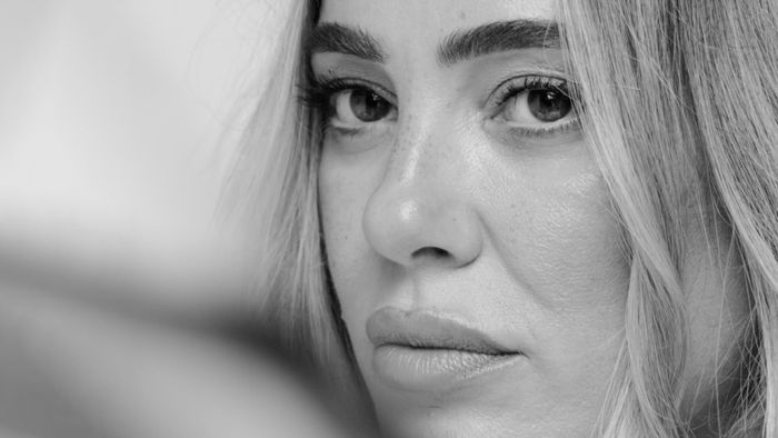 Portait en noir et blanc de l'artiste