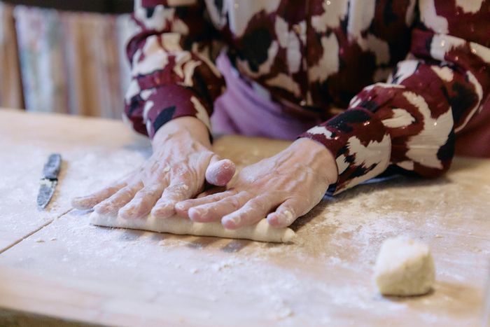 Photo d'une femme qui prépare des gnocchi