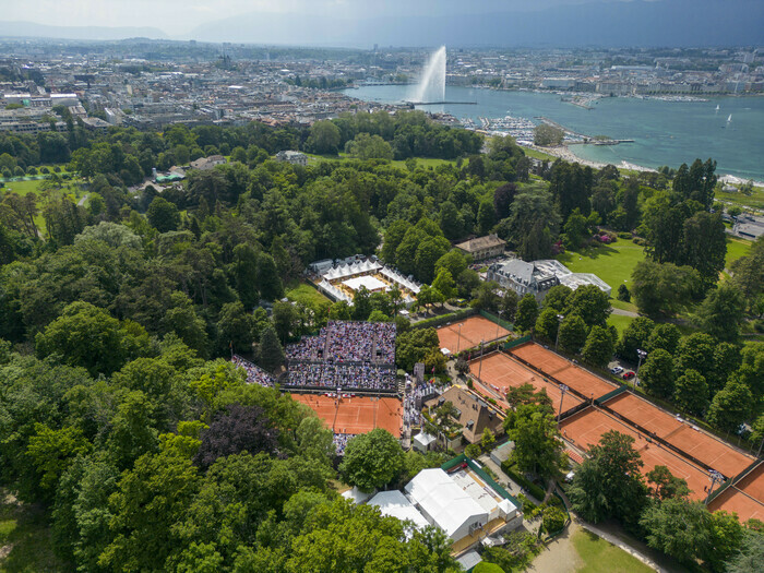 @Gonet Geneva Open Vue de drône du court central du Gonet Geneva Open avec en arrière plan le parc des Eaux-Vives et le Jet d'eau