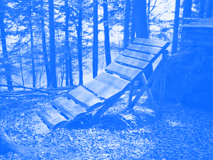 C'est comme une rampe en bois qui monte, comme celles pour faire les acrobaties avec les vélos ou les skates. L'image a un filtre de couleur.