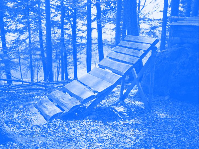 C'est comme une rampe en bois qui monte, comme celles pour faire les acrobaties avec les vélos ou les skates. L'image a un filtre de couleur.