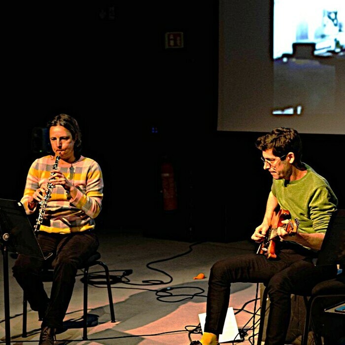 Grand écart par l'Ensemble Contrechamps Photo des deux musiciens de l'Ensemble Contrechamps en train de jouer eu hautbois et de la guitare électrique