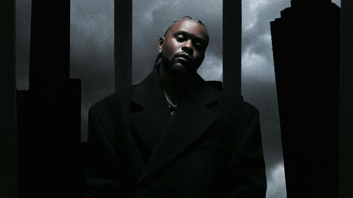 Portrait de l'artiste avec un ciel gris en arrière plan