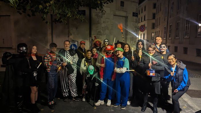 Groupe pendant balade aux chandelles à Genève