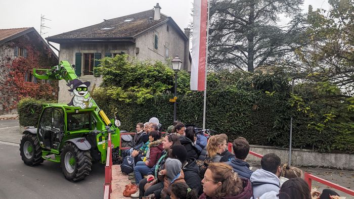 Familles dans un char viticole à Gy