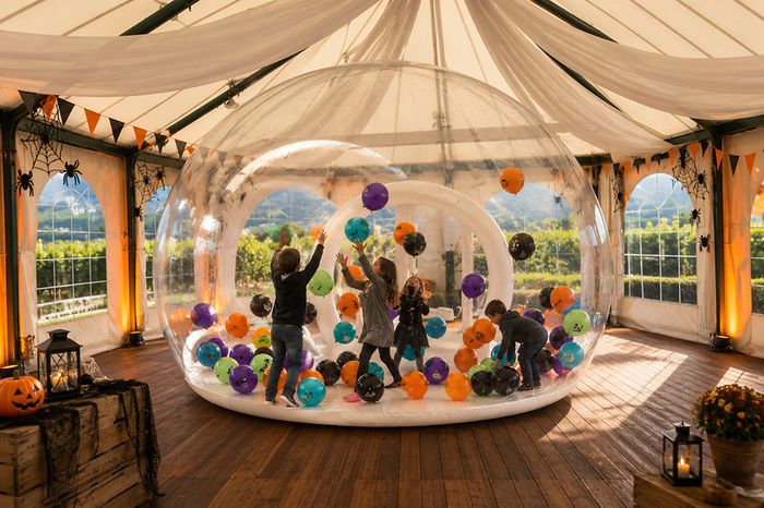 enfants dans une bulle d'halloween