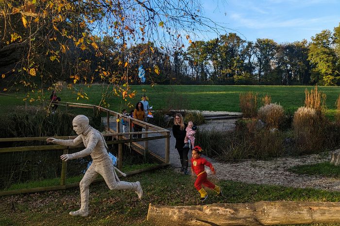 Enfants qui courent derrière une momie au parc des evaux