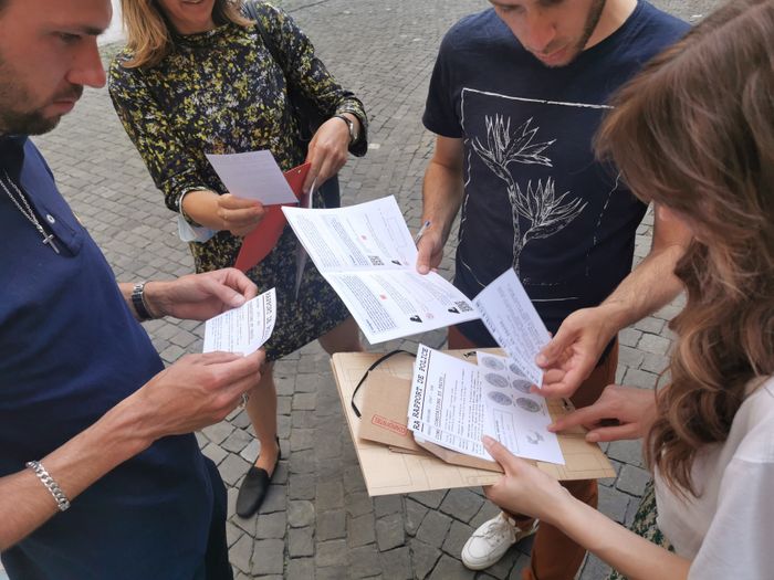 Groupe en train d'enquêter à Genève