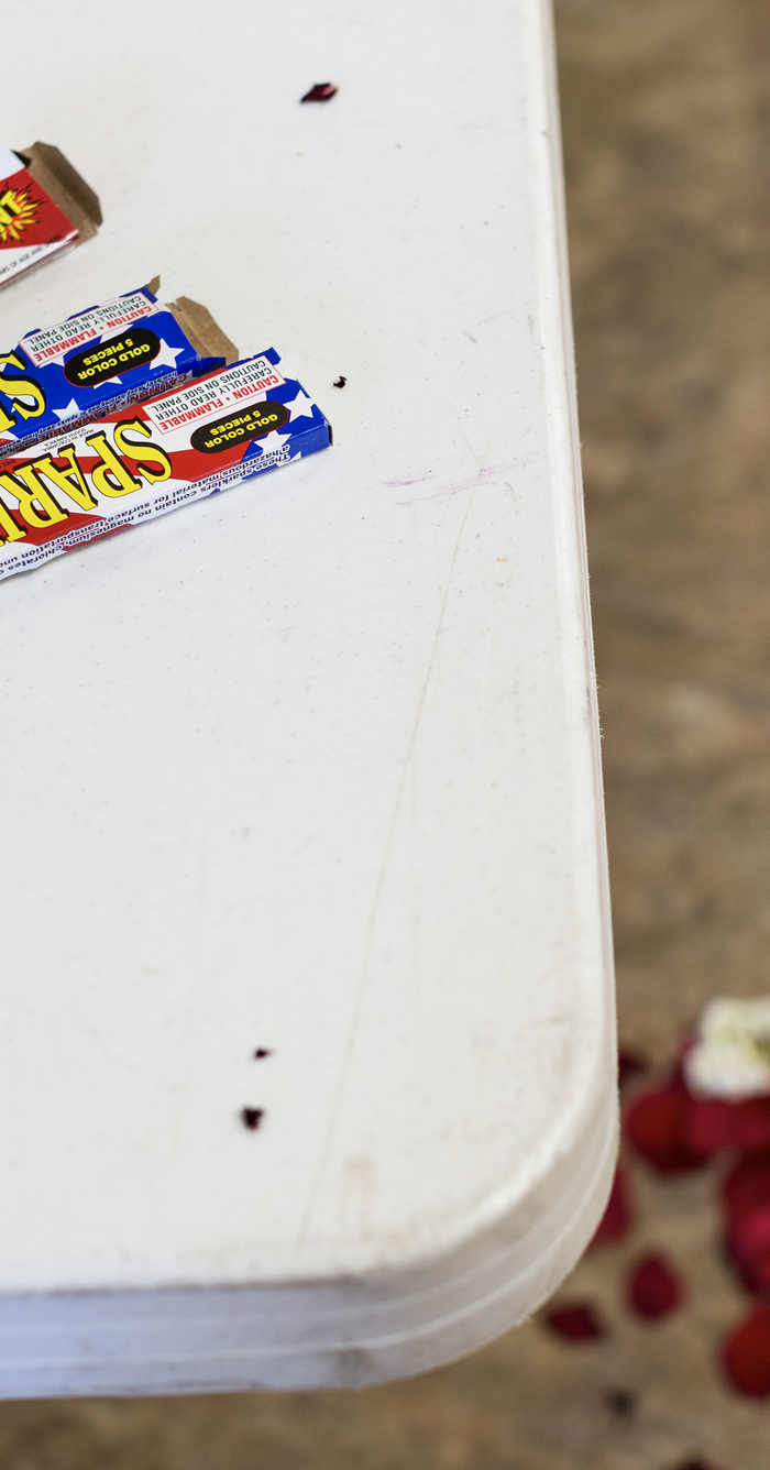 C'est la photo d'une table en plastique blanche sur laquelle sont posé des emballages en carton colorés.