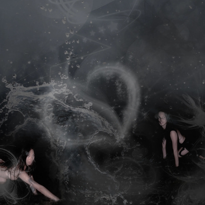 Deux femmes accroupies sur scène avec un effet d'eau