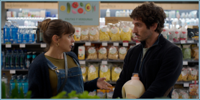 Un homme et une femme dans un supermarché