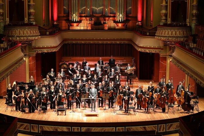 Stephan Torre Orchestre des Nations sur la scène du Victoria Hall