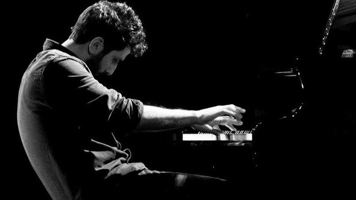 DR Photo en noir et blanc de l'artiste en train de jouer au piano