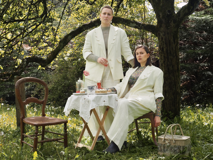 DR Deux personnes dans un jardin