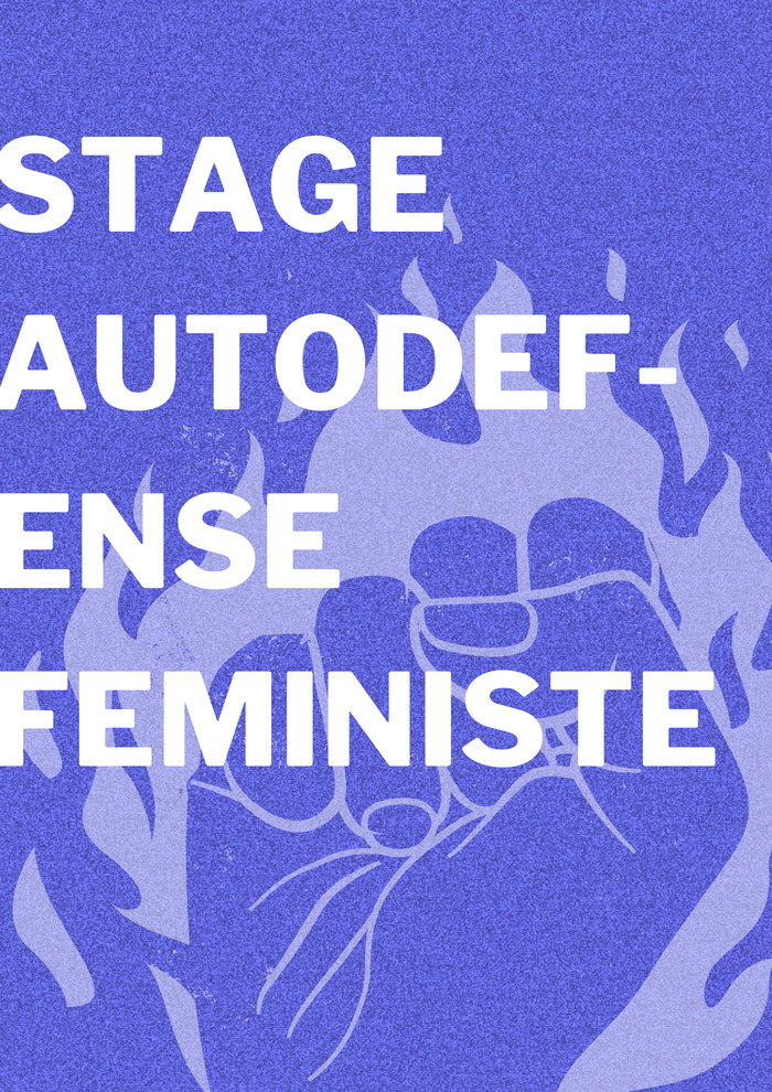 sur un fond de couleur mauve s'élève, dans une nuance de violet plus claire, un poing fermé d'où sortent des flammes. Par dessus le texte en grandes lettres capitales blanche: "STAGE AUTODÉFENSE FÉMINISTE".