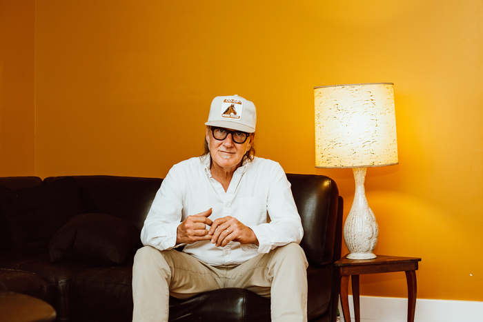@Mickie Winters Photo de Kurt Wagner (chanteur de Lambchop) assis dans un canapé